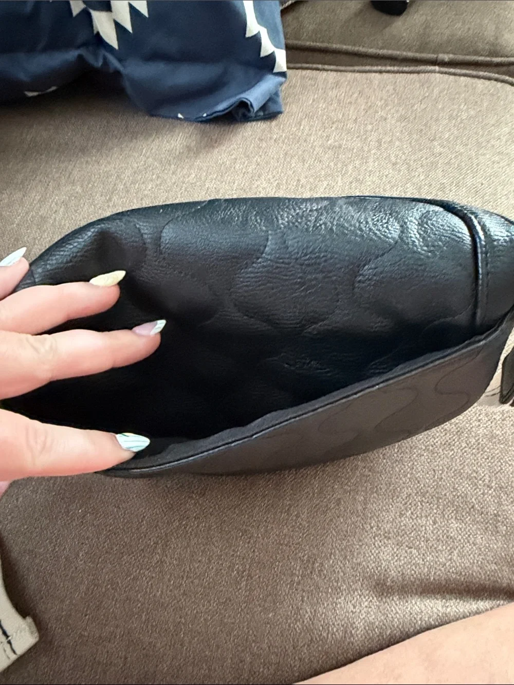Universal Thread Black Pebbled Leather Crossbody Belt Bag with Cream Strap